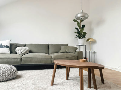 Sala sofa verde mesa madeira