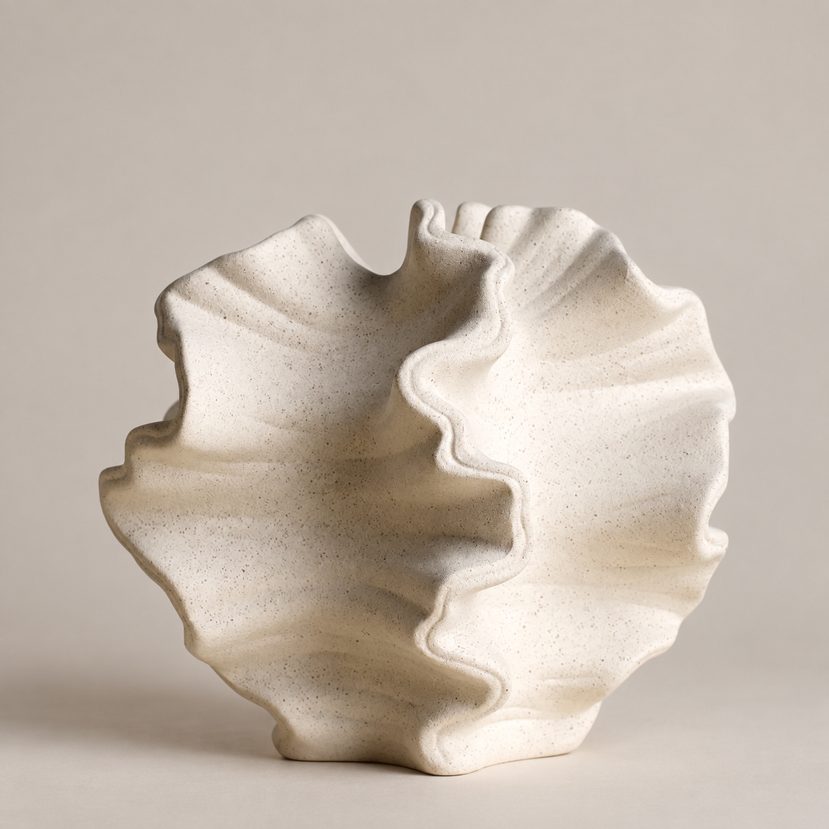 vaso de cerâmica coral fosco de formato geométrico