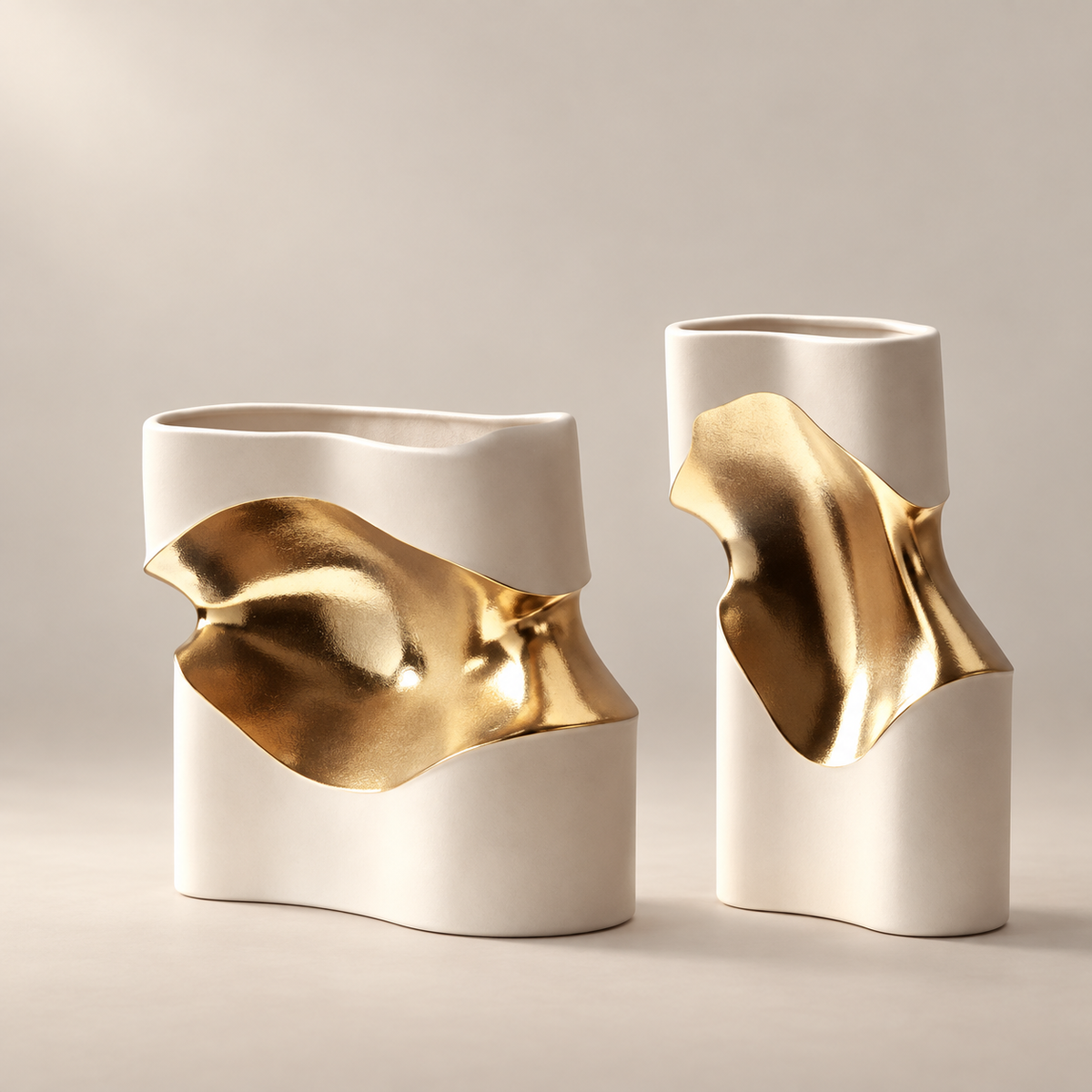 vaso de cerâmica de curva irregular com acabamento dourado