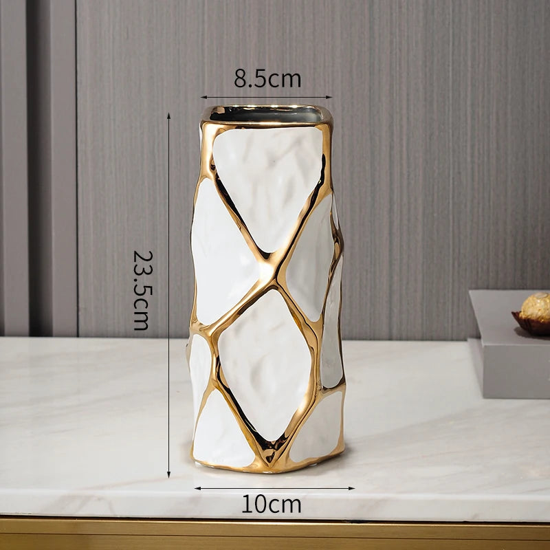 vaso de cerâmica com formas orgânicas e detalhes dourados - foto 7