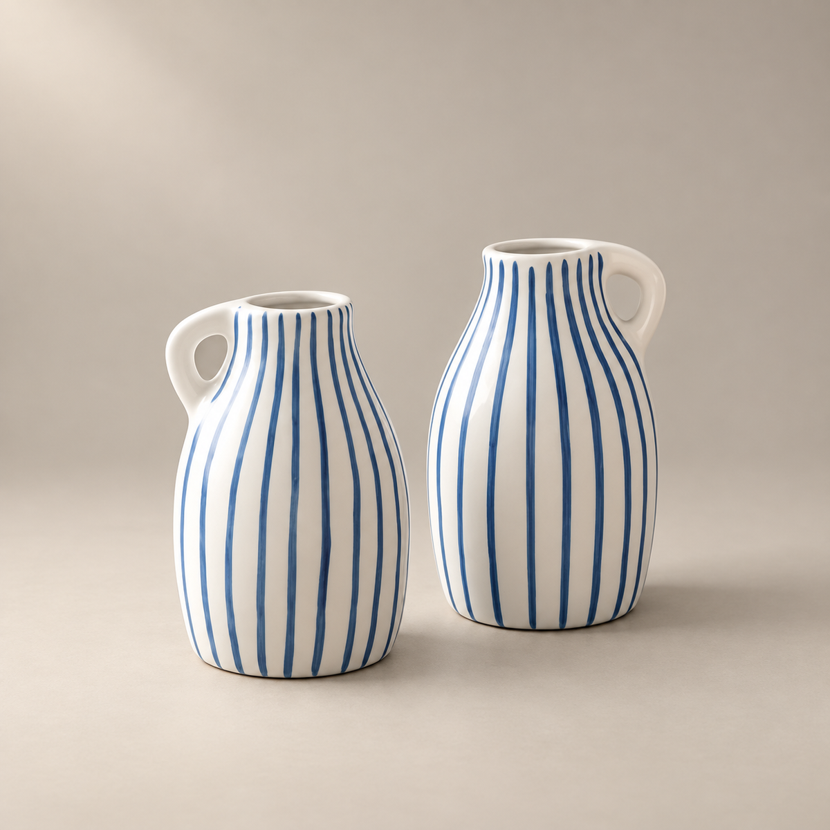 vaso de cerâmica listrado azul pintado à mão