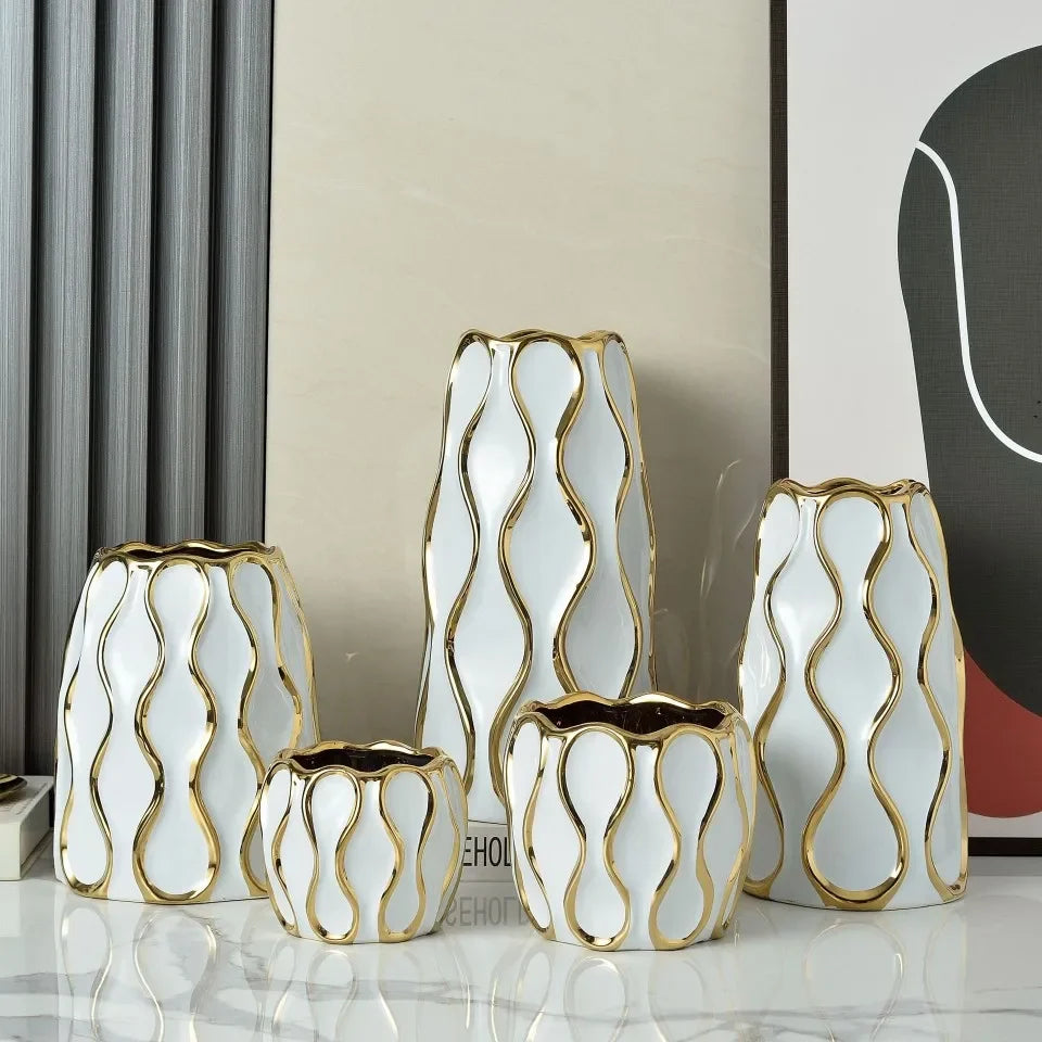 vaso de cerâmica com ornamentos dourados - foto 2