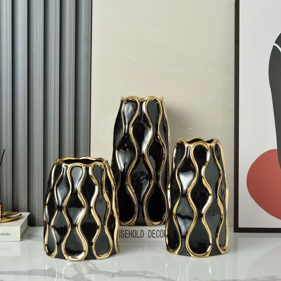 vaso de cerâmica com ornamentos dourados - foto 3