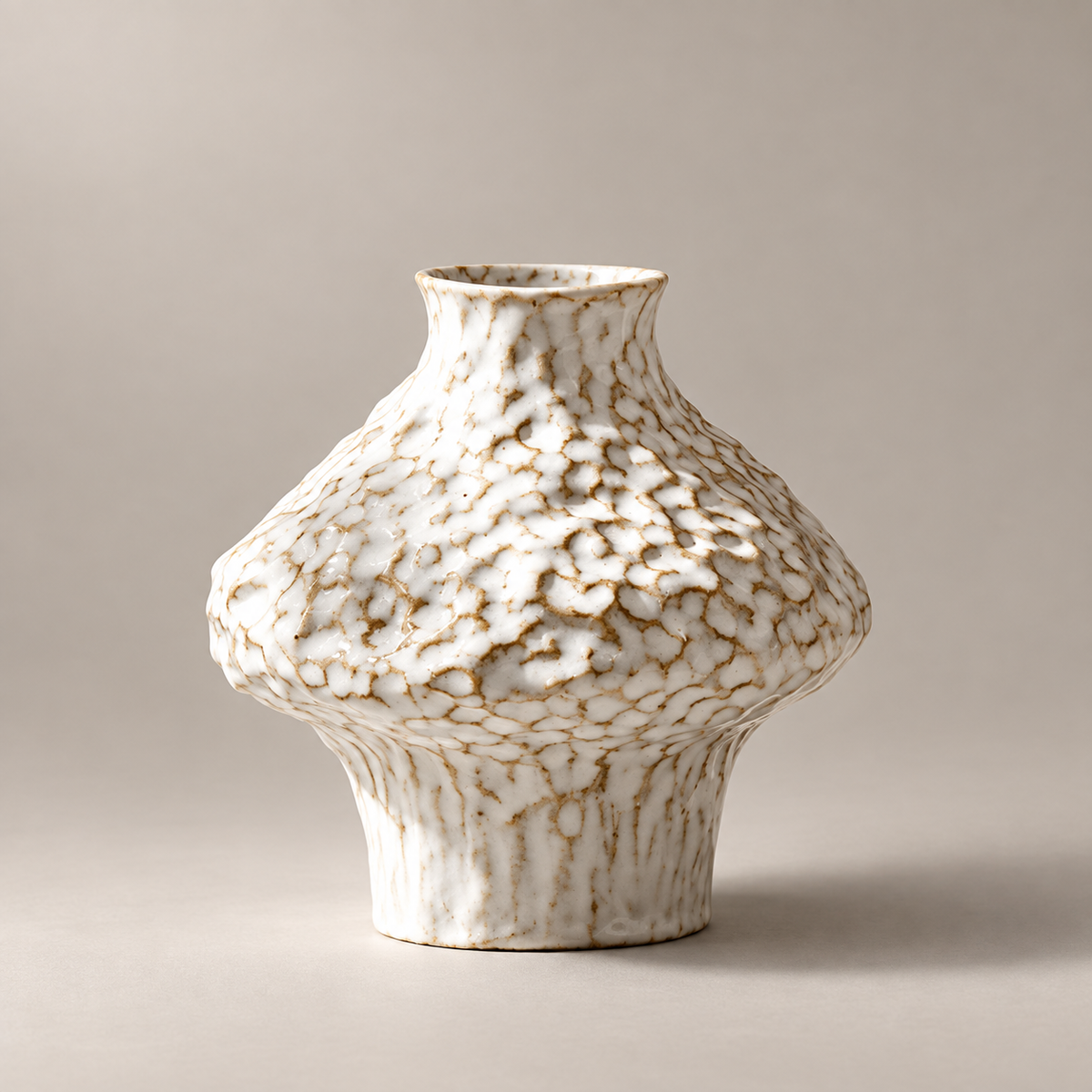 vaso de cerâmica texturizado nórdico com flores secas