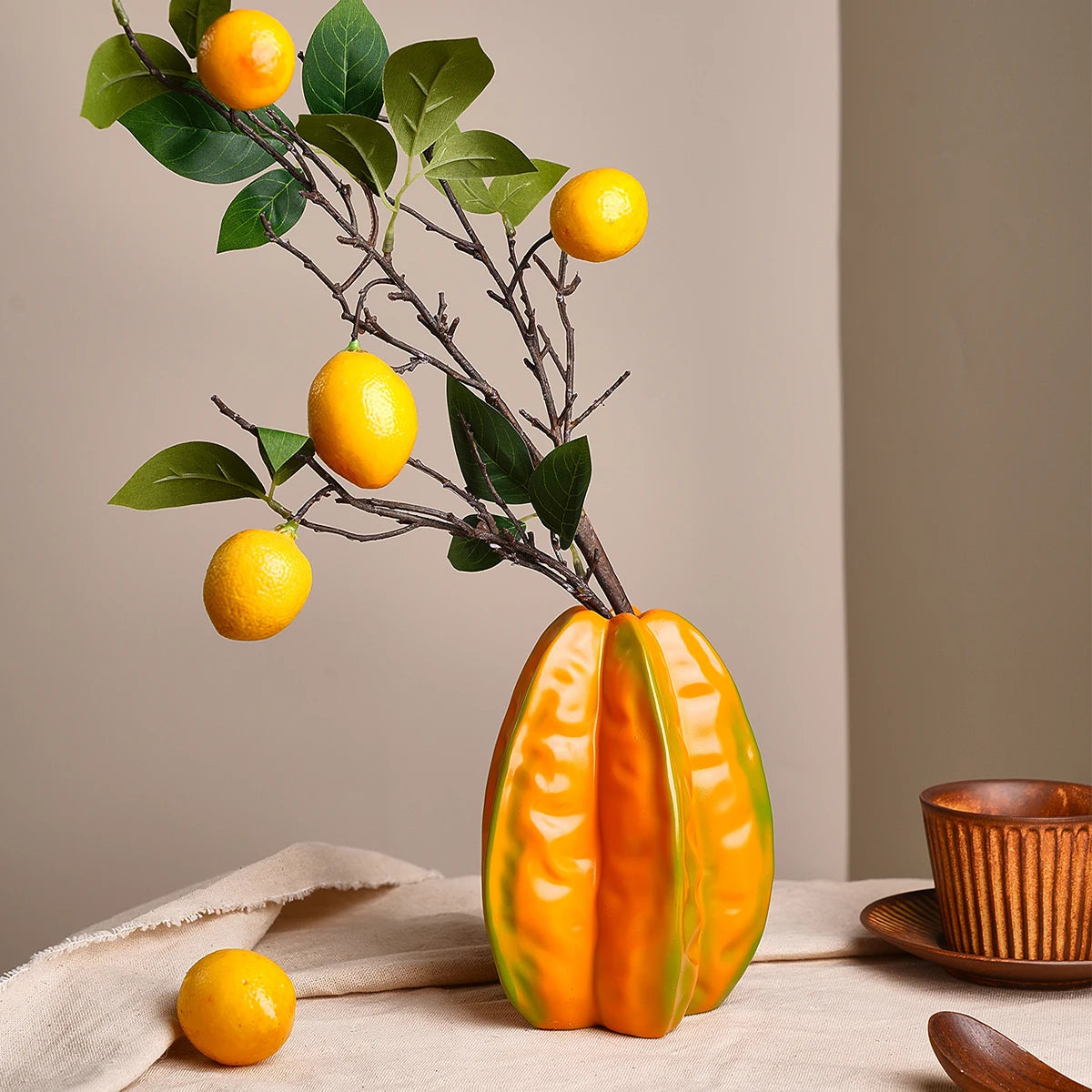 vaso decorativo em formato de fruta em resina colorida - foto 6
