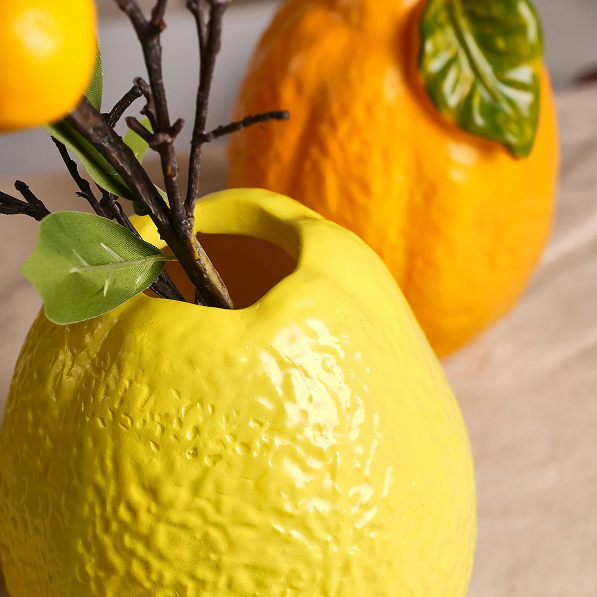 vaso decorativo em formato de fruta em resina colorida - foto 7