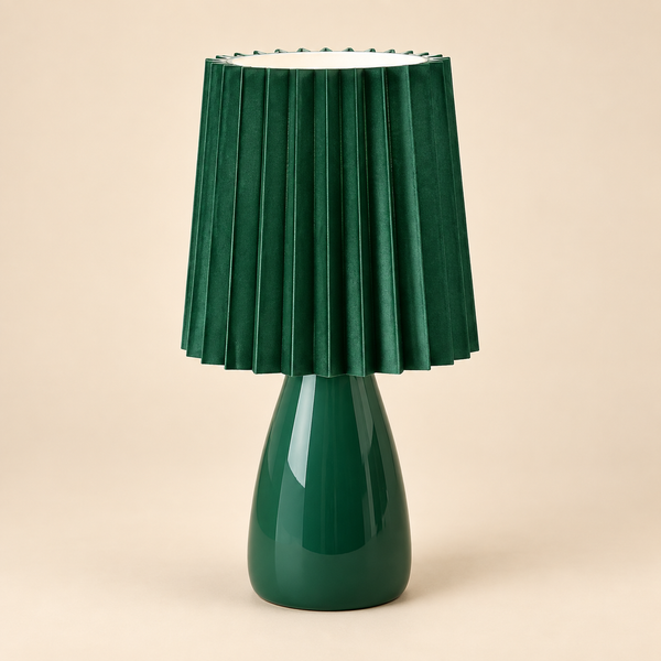 abajur de cabeceira plissado led aceso no quarto