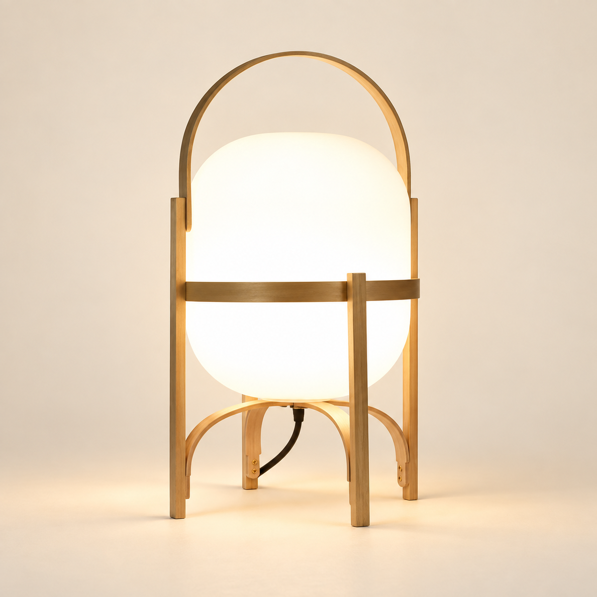 abajur de vidro opalino minimalista em formato de cesta aceso na mesa lateral