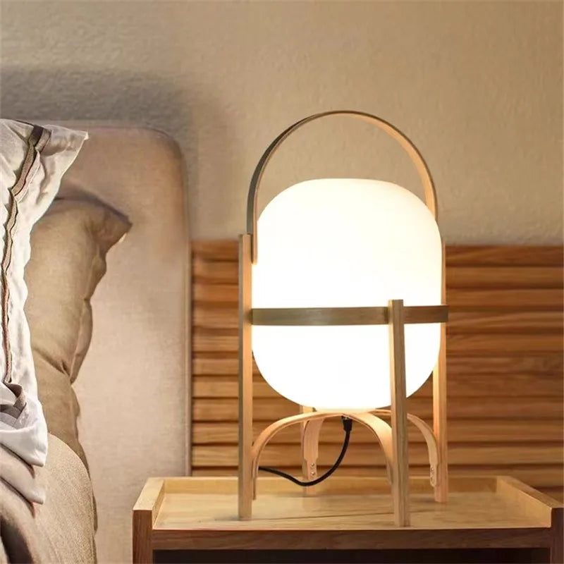 abajur de vidro opalino minimalista em formato de cesta aceso na mesa lateral - foto 2
