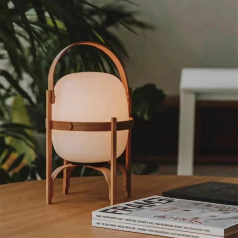abajur de vidro opalino minimalista em formato de cesta aceso na mesa lateral - foto 4