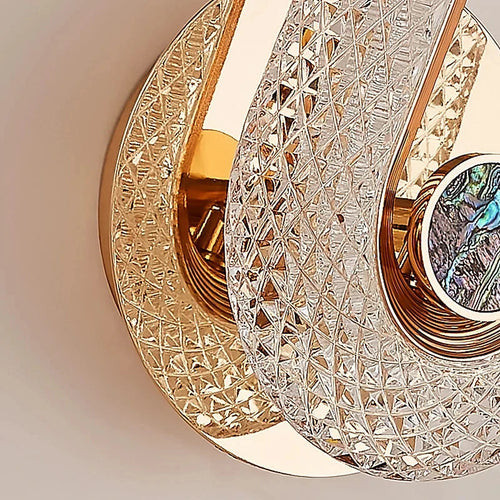 arandela de cristal led oval dourada acesa na parede - foto 2
