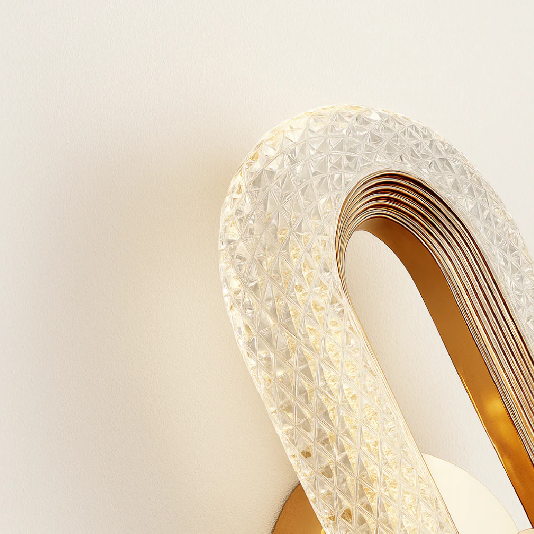 arandela de cristal led oval dourada acesa na parede - foto 4