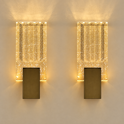 arandela de cristal led tricolor com esferas acesa na parede