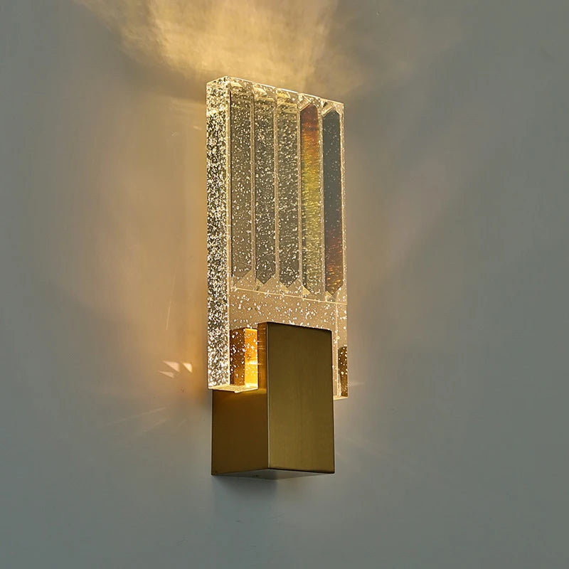 arandela de cristal led tricolor com esferas acesa na parede - foto 3