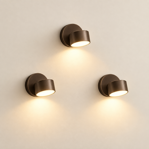 arandela magnética led trio dourada acesa na parede