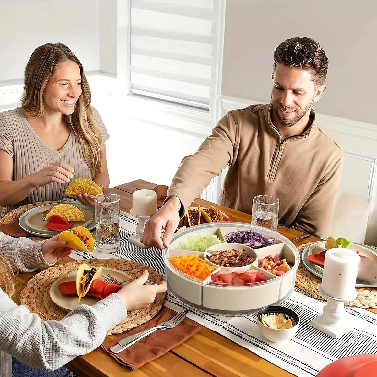 bandeja giratória com cinco compartimentos servindo petiscos na mesa - foto 4