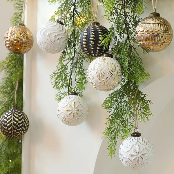 conjunto de bolas de natal decorativas na árvore
