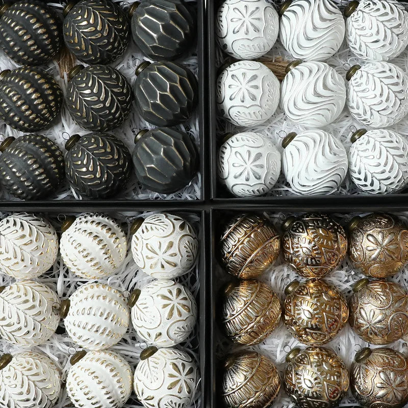 conjunto de bolas de natal decorativas na árvore - foto 2