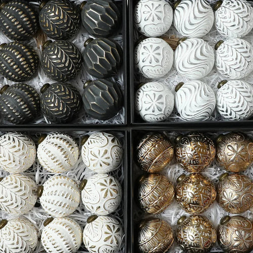 conjunto de bolas de natal decorativas na árvore - foto 2