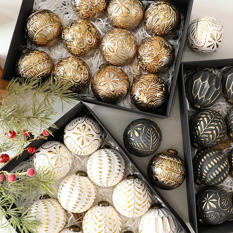 conjunto de bolas de natal decorativas na árvore - foto 4