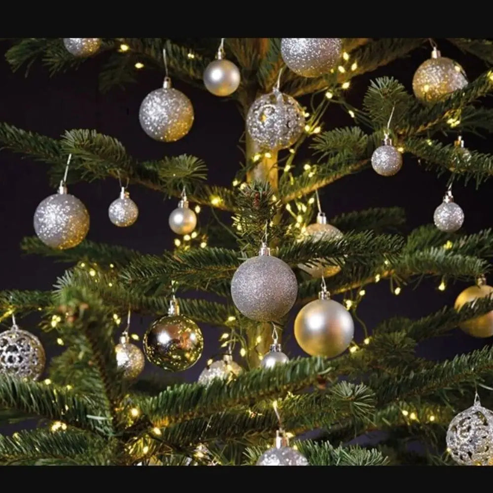 conjunto de 100 bolas de natal elegance na árvore