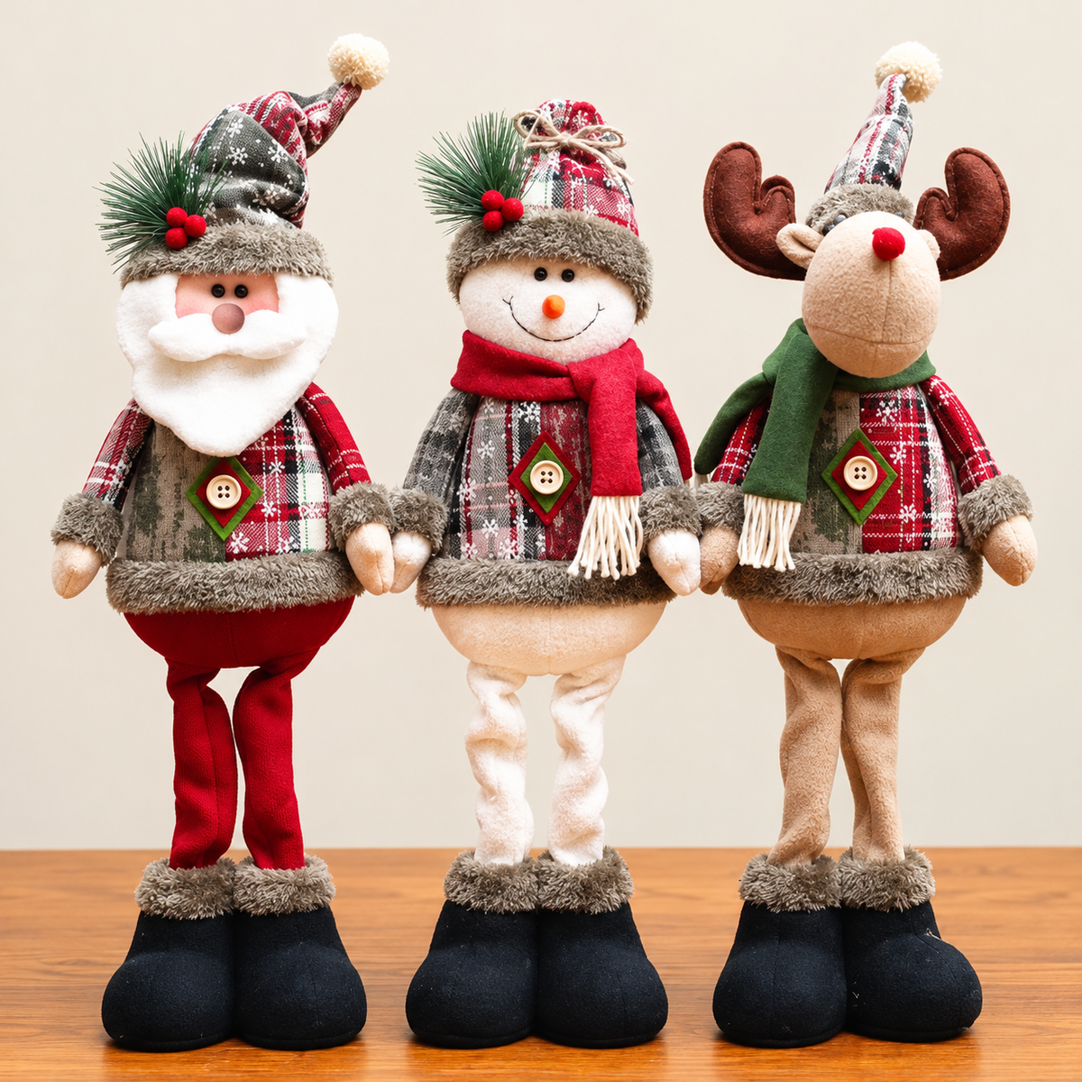 boneca de natal decorativa ao lado da árvore