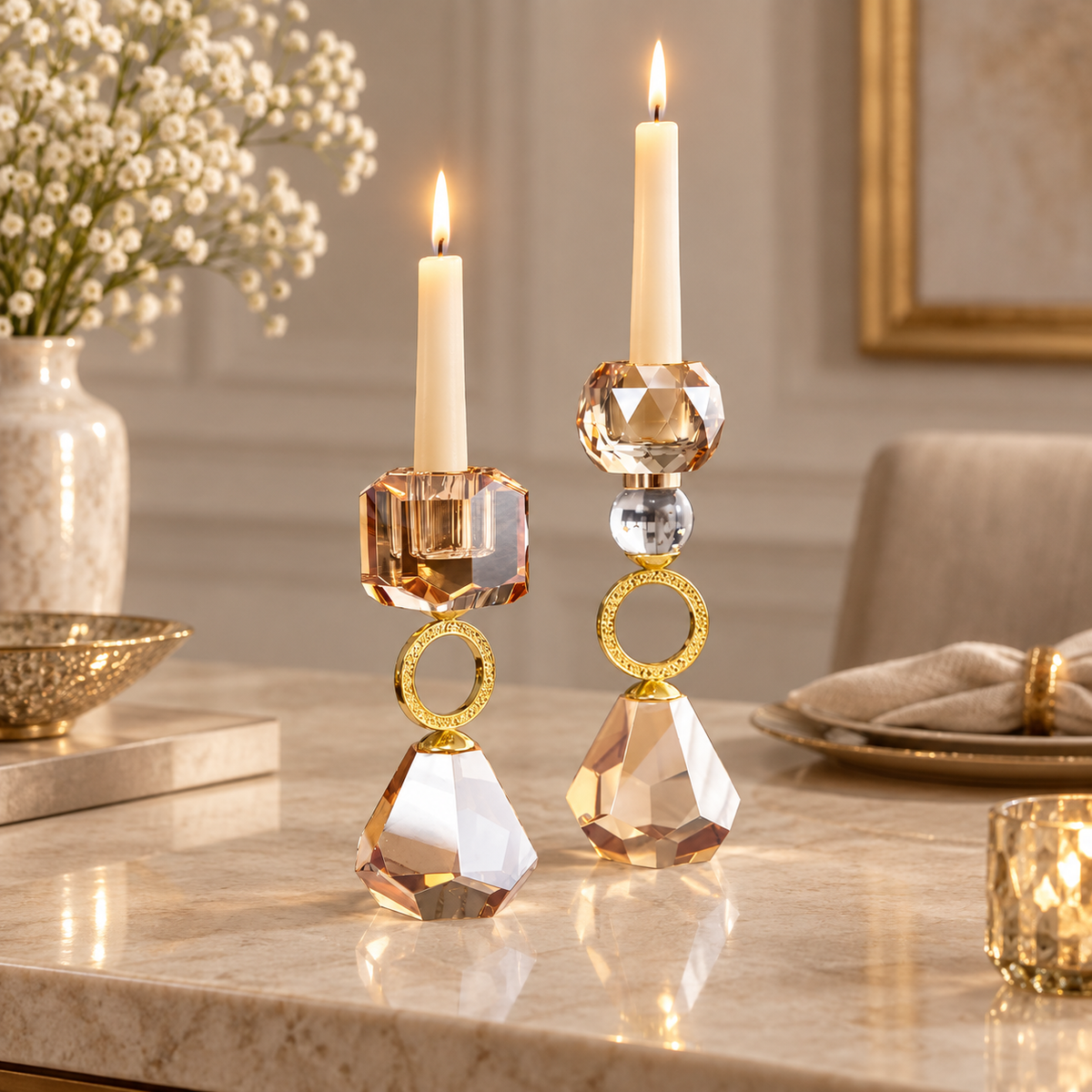 castiçal de cristal champanhe com vela sobre a mesa