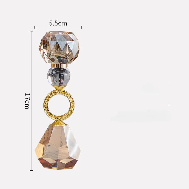castiçal de cristal champanhe com vela sobre a mesa - foto 4