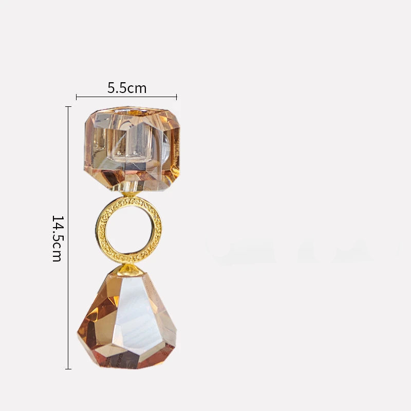 castiçal de cristal champanhe com vela sobre a mesa - foto 5