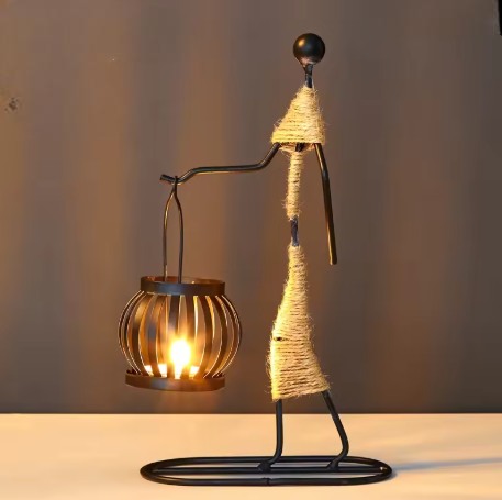 castiçal de ferro nórdico com vela sobre a mesa