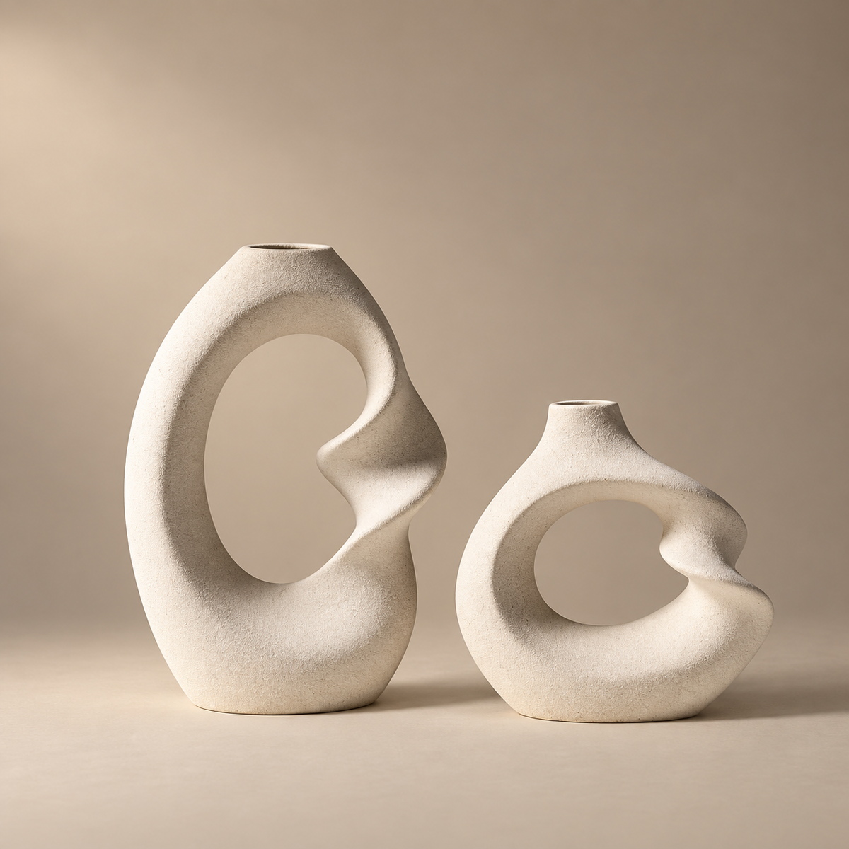 conjunto de vasos de cerâmica fosca sobre aparador