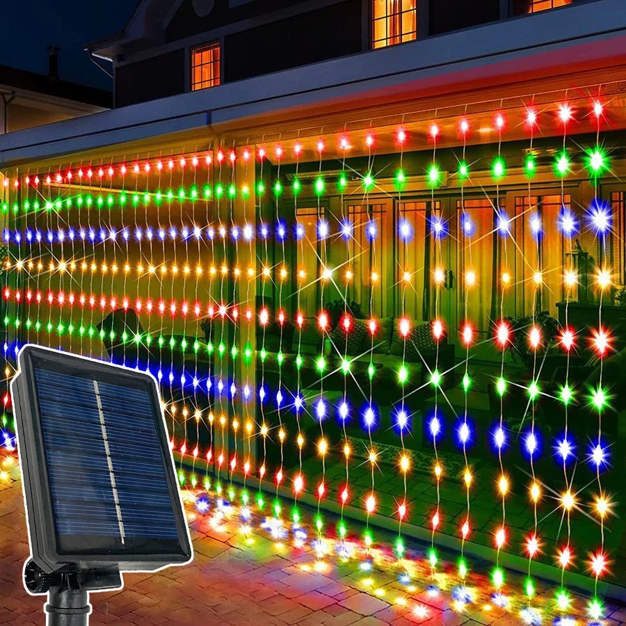 cortina de luzes solar de natal com 600 leds acesa - foto 2