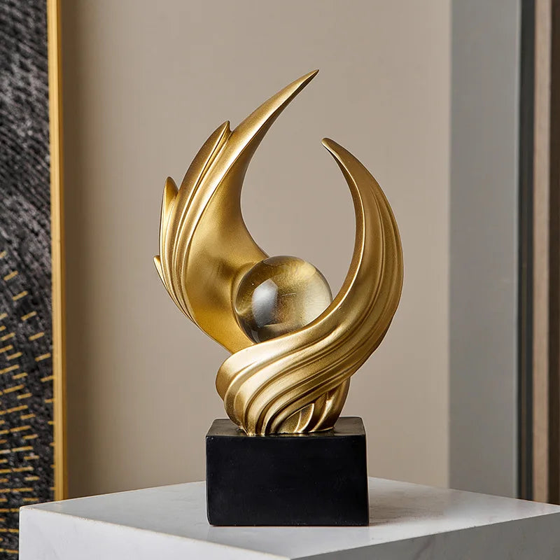 escultura abstrata de resina em ouro fosco