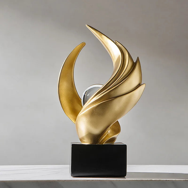 escultura abstrata de resina em ouro fosco - foto 3