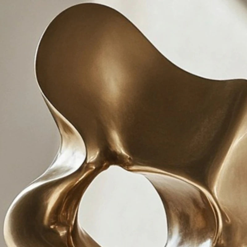 escultura contemporânea em resina dourada - foto 3