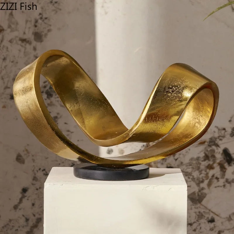 escultura geométrica abstrata dourada em resina - foto 4