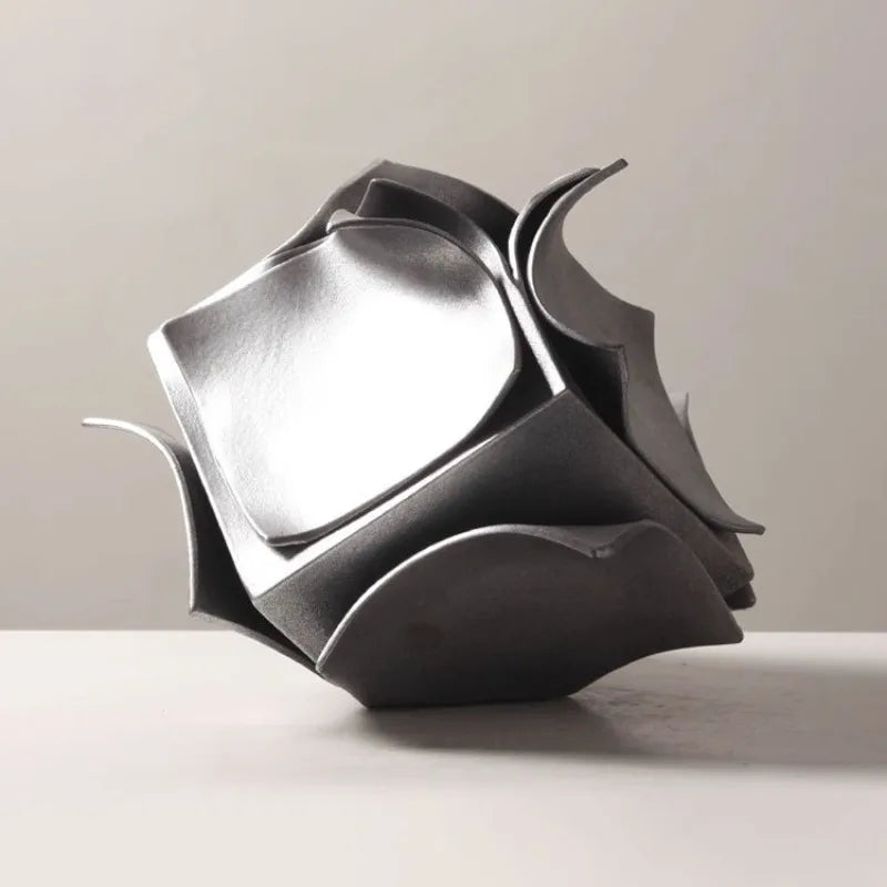 escultura gótica moderna em metal