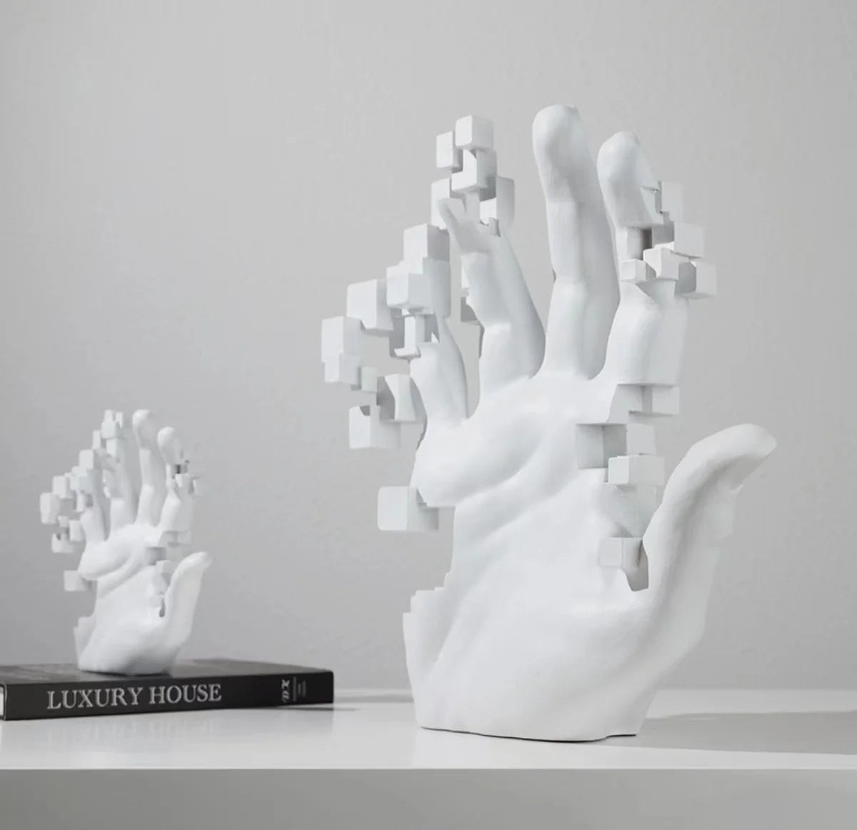 escultura de mão minimalista em resina - foto 5