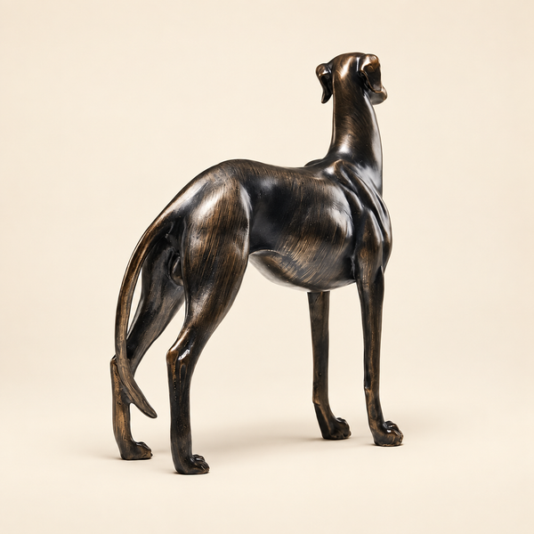 estátua de galgo em resina sobre estante