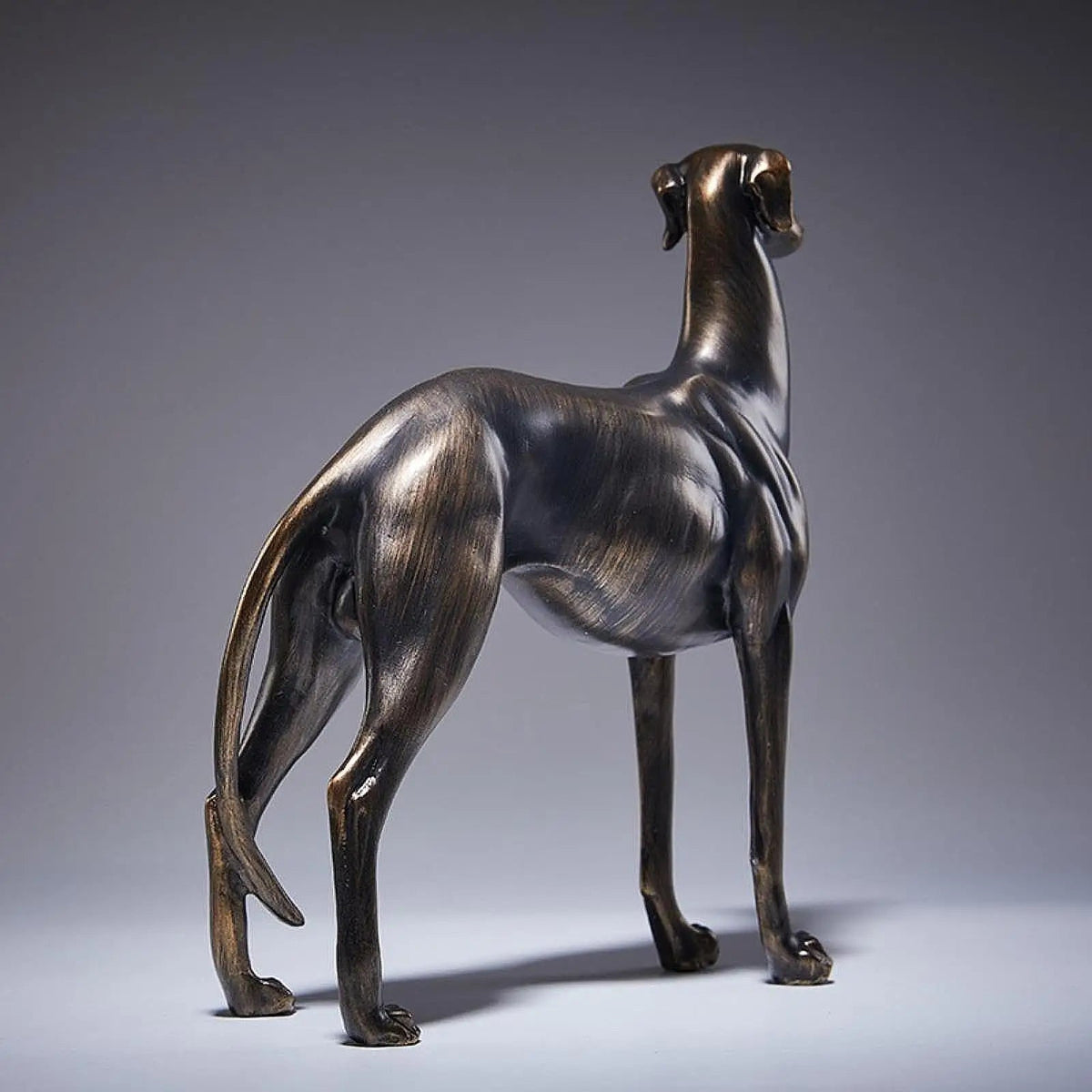 estátua de galgo em resina sobre estante - foto 2