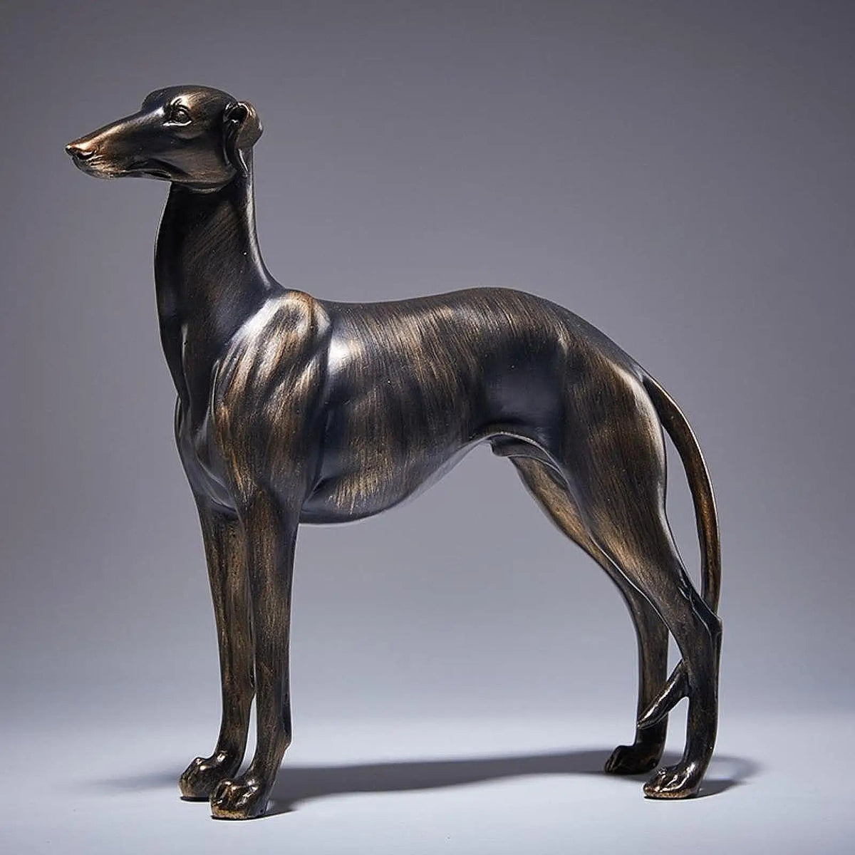 estátua de galgo em resina sobre estante - foto 4