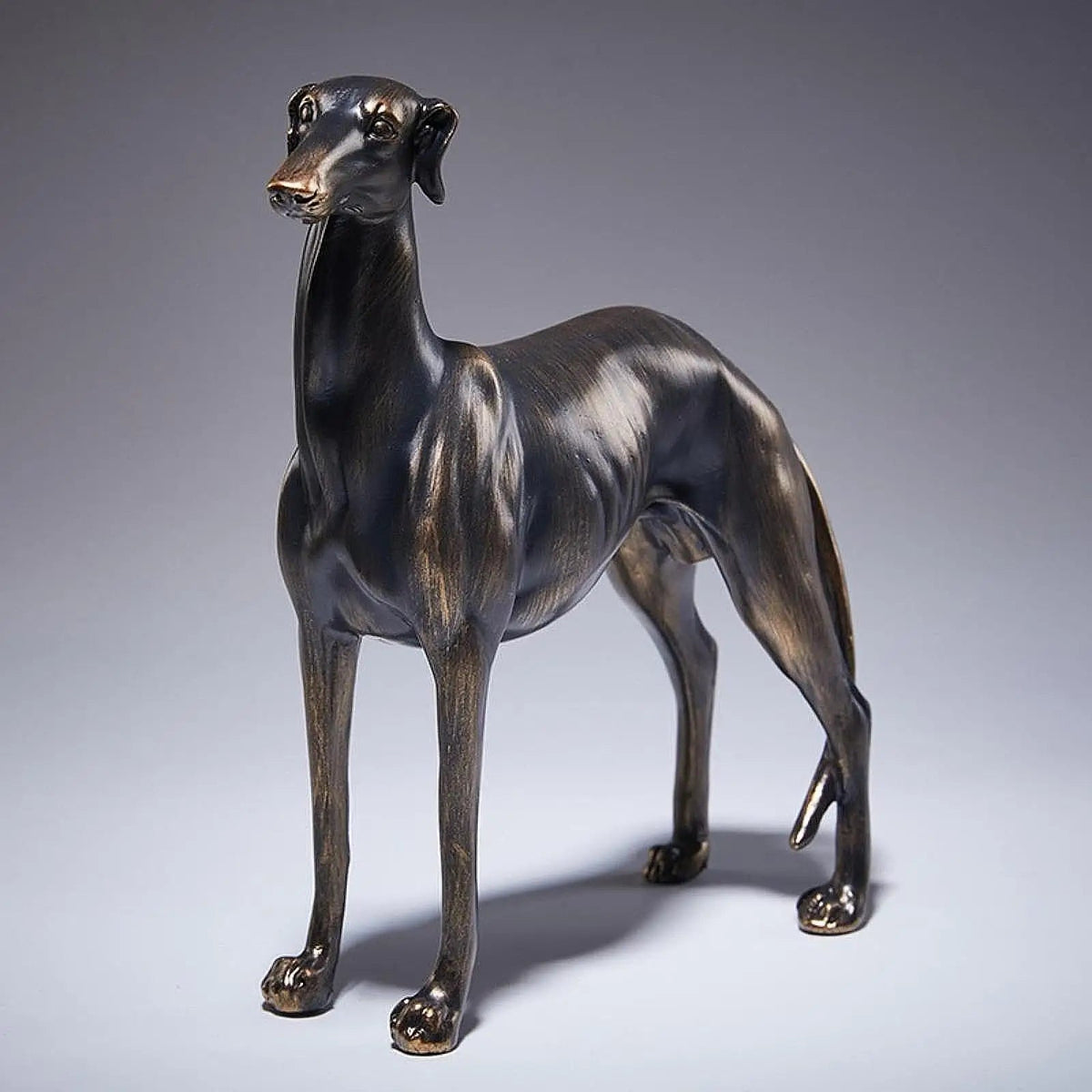 estátua de galgo em resina sobre estante - foto 6