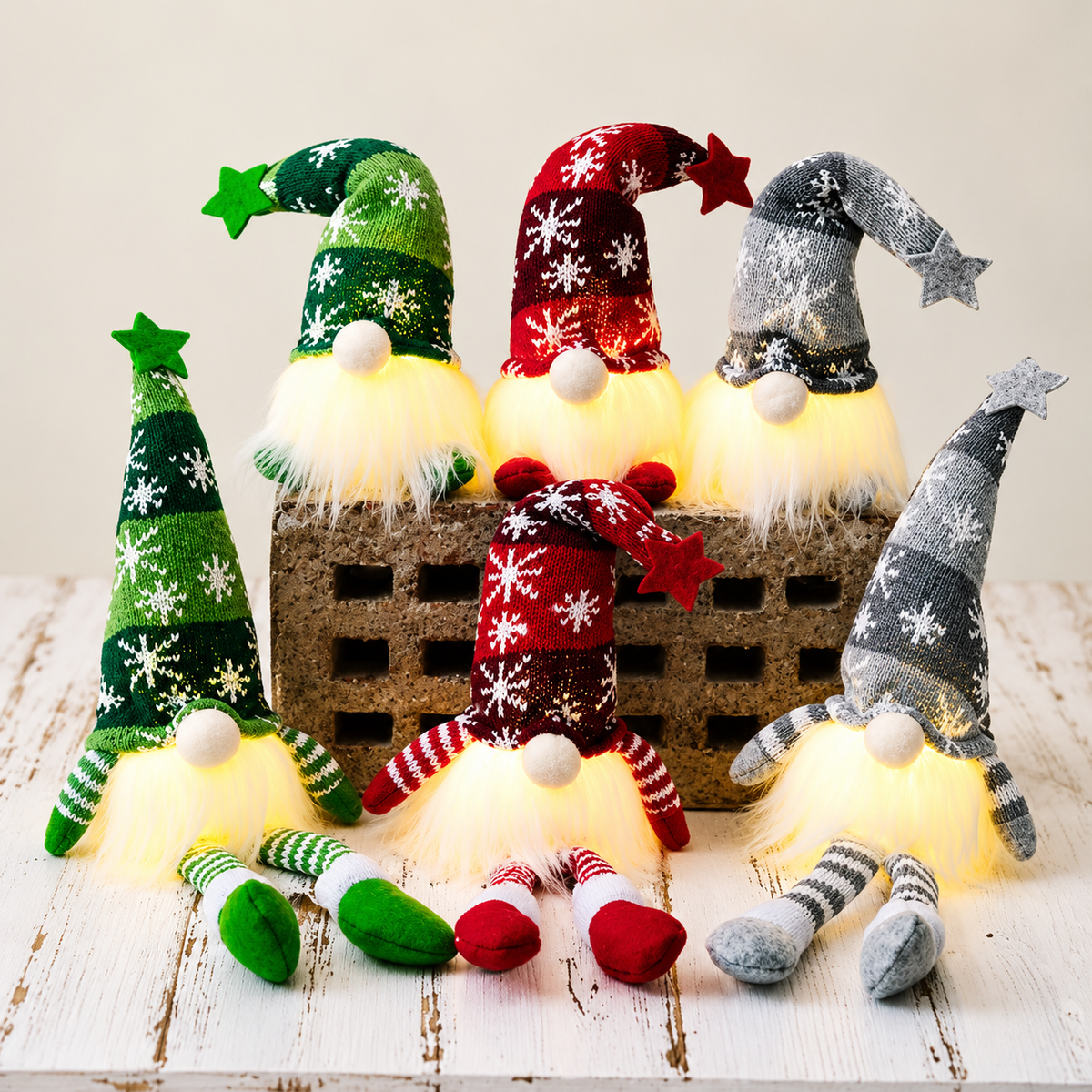 gnomos de natal com luz led sobre aparador