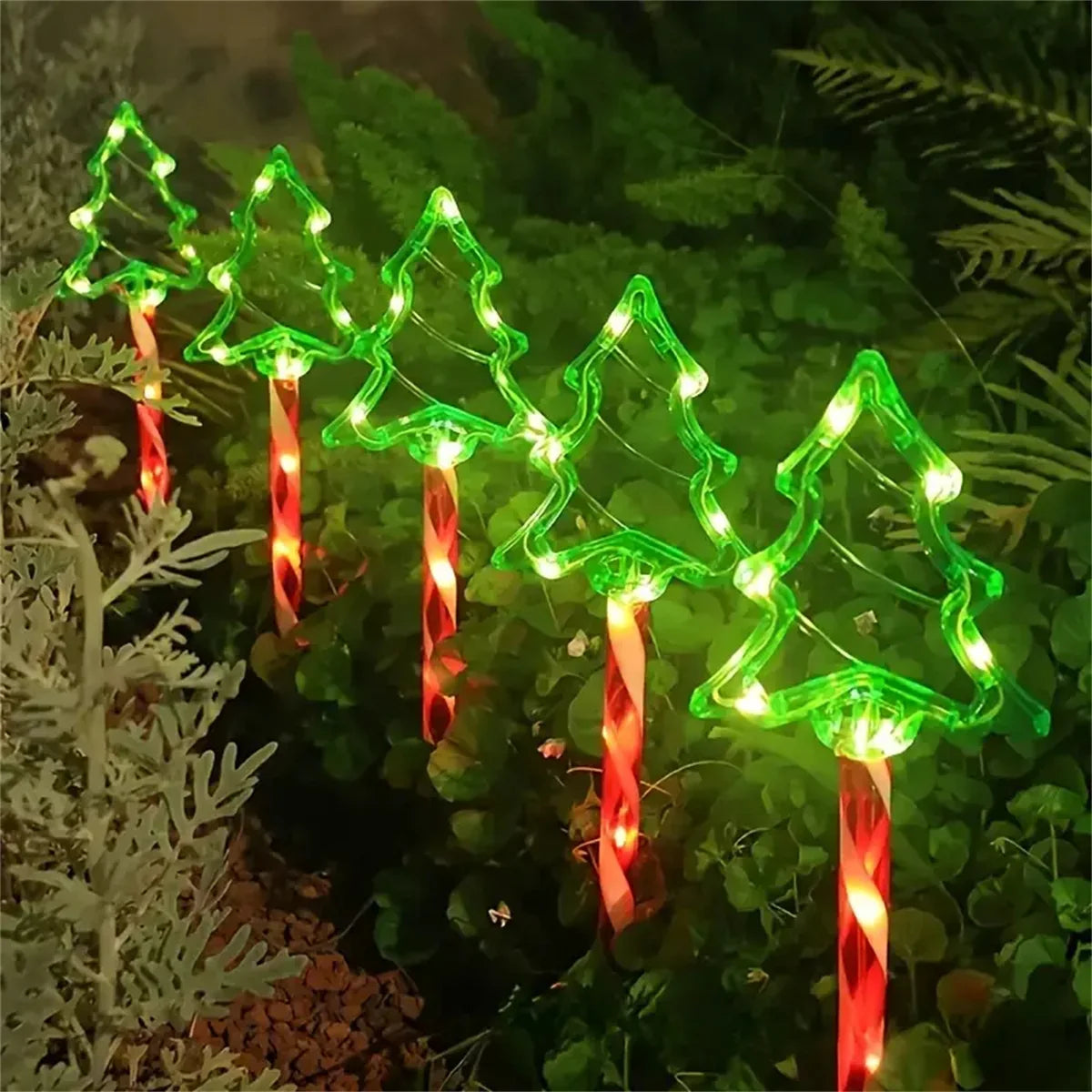 kit de cinco luzes solares de natal em formato de árvore no jardim - foto 4