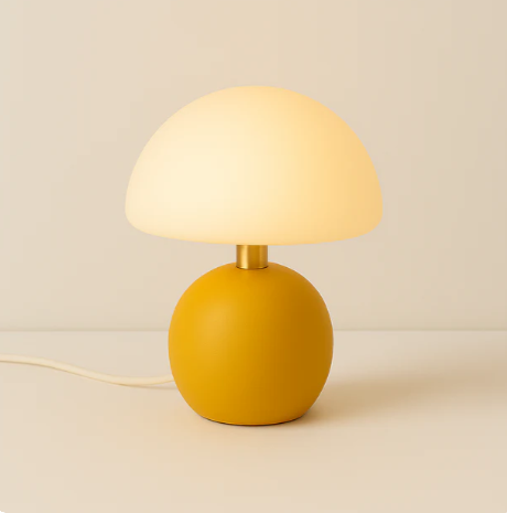 luminária cogumelo colorida em led com entrada usb na mesa de cabeceira