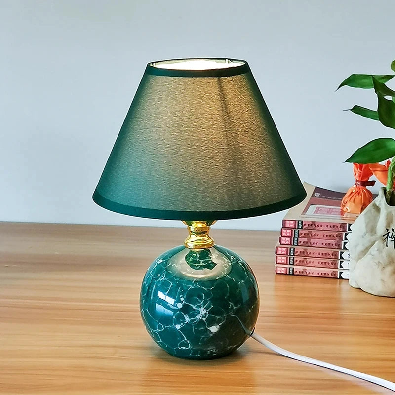 luminária de mesa em cerâmica colorida acesa sobre a mesa lateral - foto 4