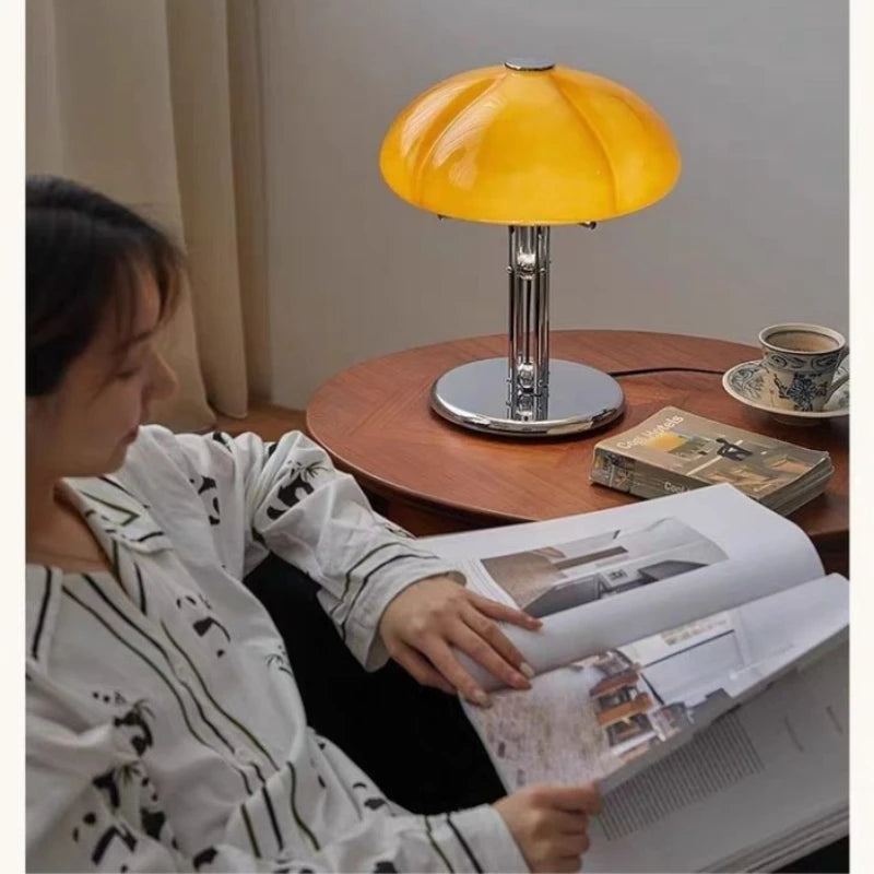 luminária de mesa cogumelo vintage em tom âmbar acesa na mesa lateral - foto 4