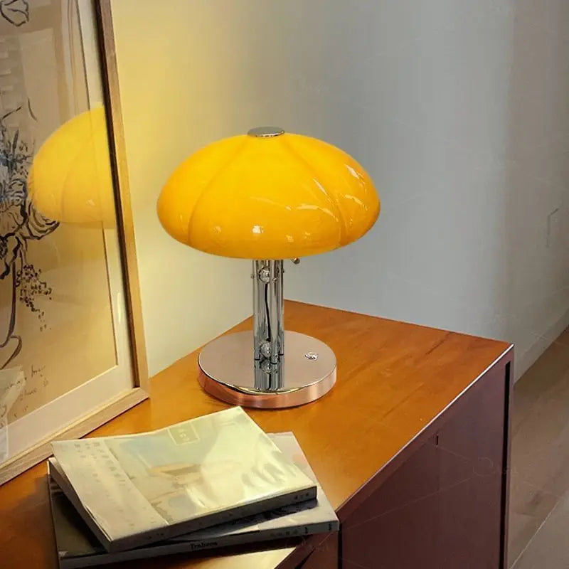 luminária de mesa cogumelo vintage em tom âmbar acesa na mesa lateral - foto 6