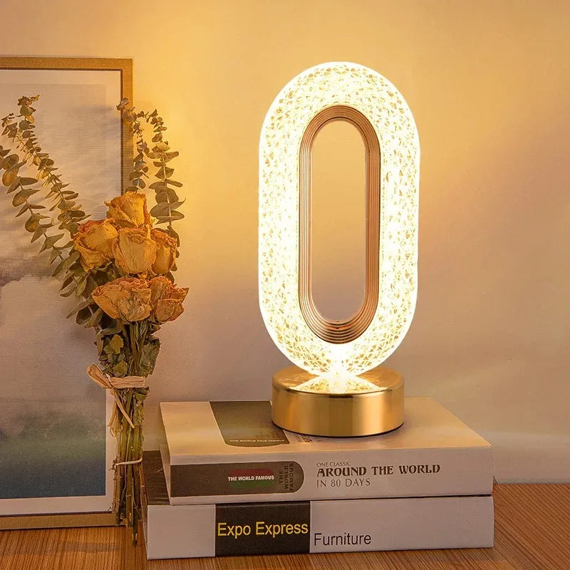 luminária de mesa facetada com efeito cristal acesa - foto 2