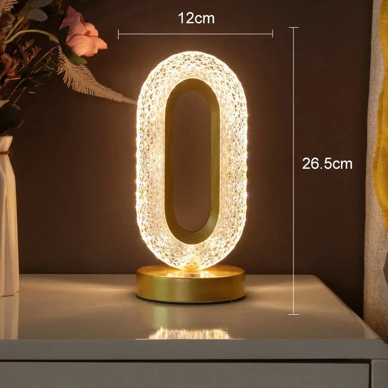 luminária de mesa facetada com efeito cristal acesa - foto 3
